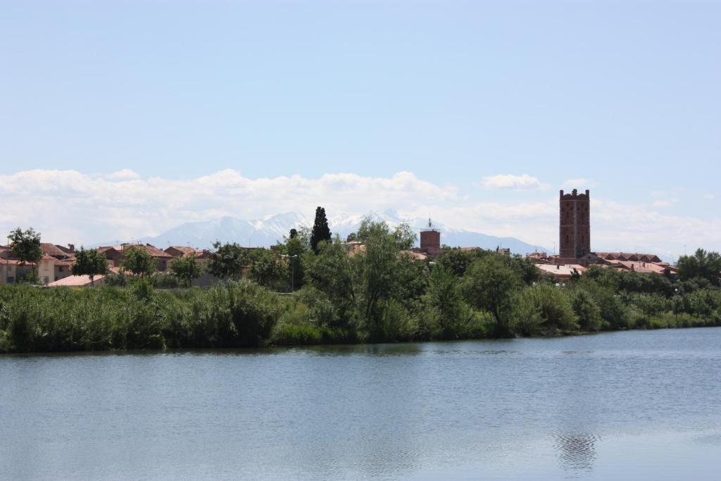Hotel" La Tour De L'Horloge " Rivesaltes Eksteriør billede