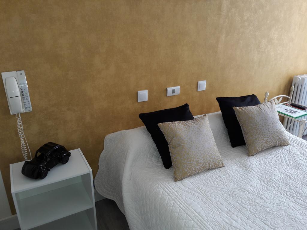 Hotel" La Tour De L'Horloge " Rivesaltes Eksteriør billede
