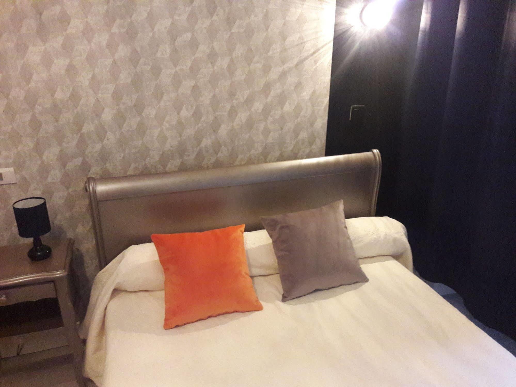 Hotel" La Tour De L'Horloge " Rivesaltes Eksteriør billede