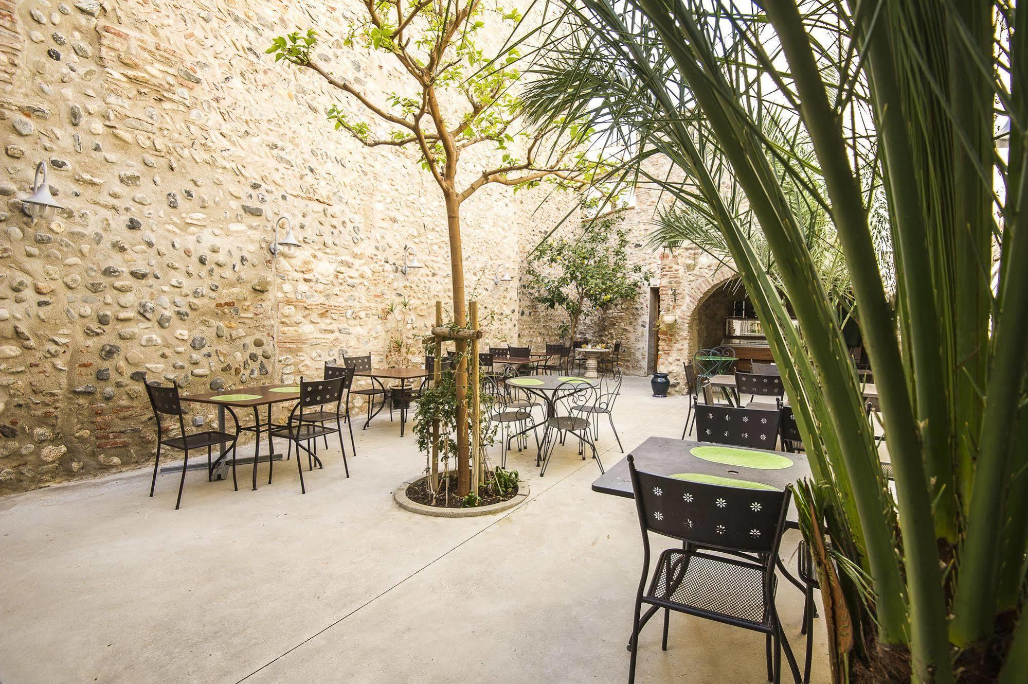 Hotel" La Tour De L'Horloge " Rivesaltes Eksteriør billede